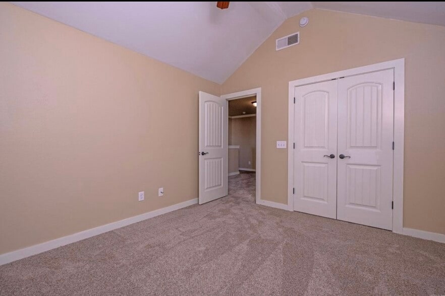 Building Photo - 102 Venezia Ln