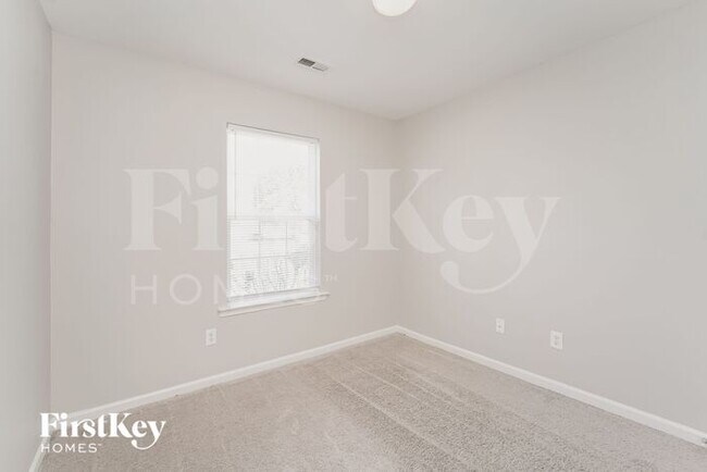 Building Photo - 916 Lakehill Rd