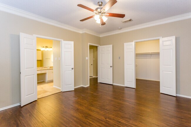 Building Photo - 6926 Shady Ln