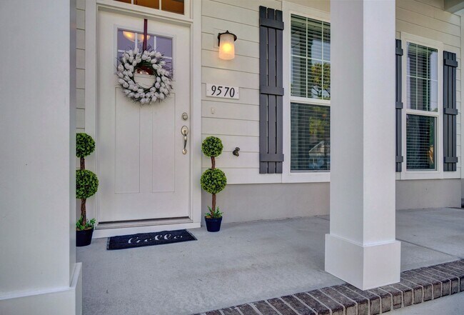 Building Photo - 3-Bedroom Townhome w/Attached Garage! Avai...