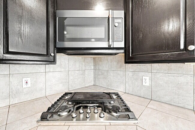 Building Photo - $3,040.95, 6 bed, 4 bath located in Colorado Springs