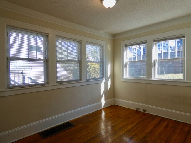 Building Photo - 1920s Craftsman Bungalow in Norwood Park -...