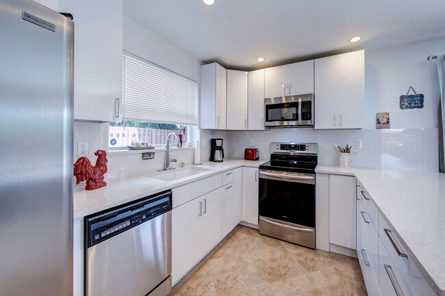 Building Photo - 2731 NE 53rd St