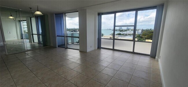 Building Photo - 900 Bay Dr