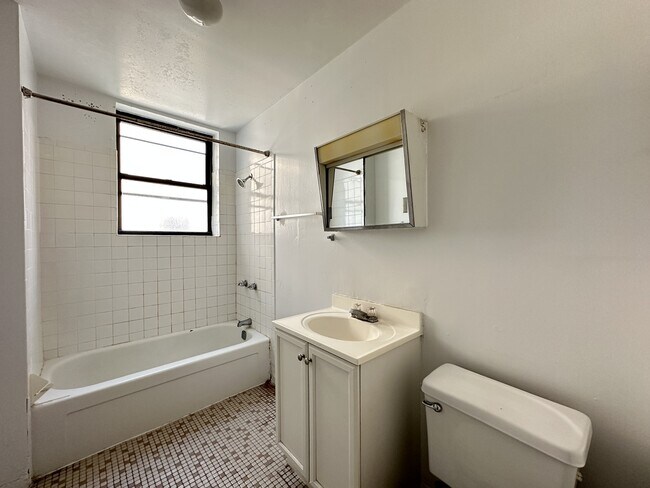 Building Photo - 3147 W Medill Ave