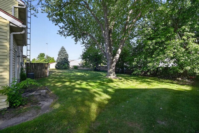 Building Photo - 6839-6841 Woodlake
