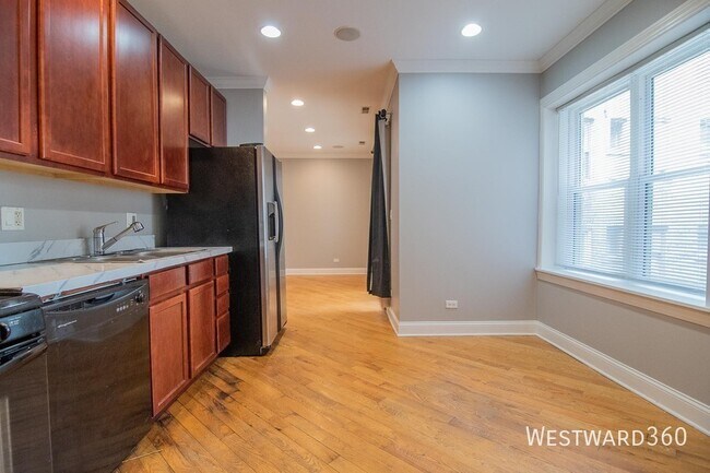 Building Photo - 2036 Arthur-2E