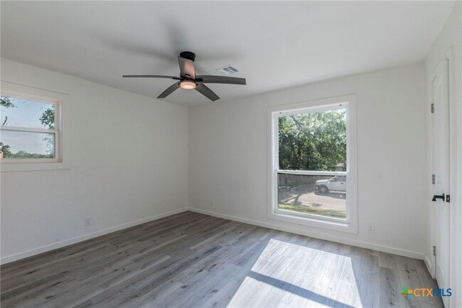 Building Photo - 4013 Valley View Dr