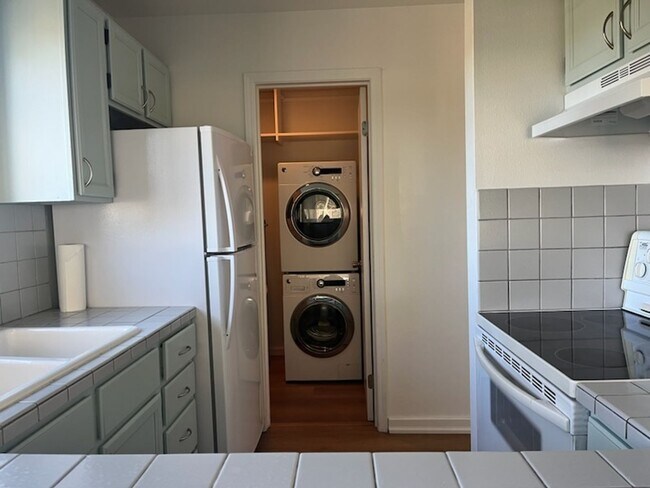 Building Photo - **Bright & Updated 2-Bedroom Condo with Water View in Friday Harbor!**