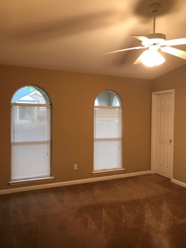 Building Photo - 2810 Dumont Dr