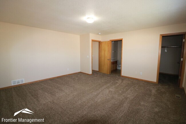 Building Photo - 911-913 Jackalope