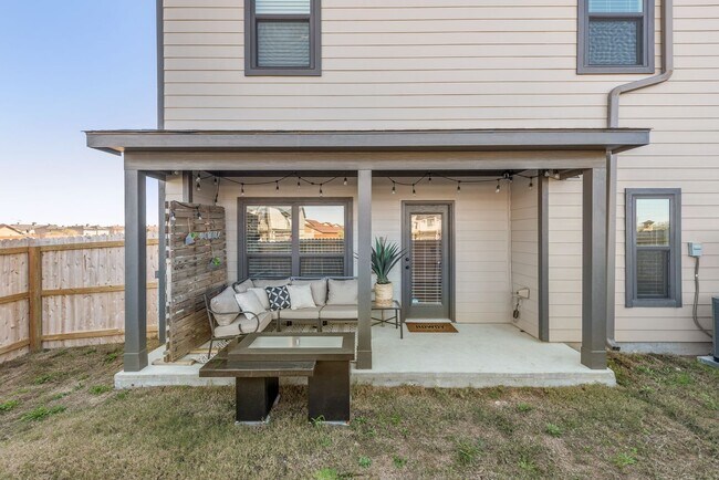 Building Photo - 4/4.5 in Pershing Pointe Townhomes! Availa...
