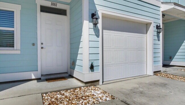 Building Photo - Welcome to 1881 Point Dr.!