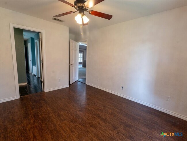 Building Photo - 300 Las Plumas Dr