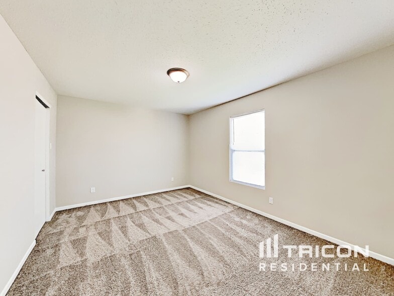 Building Photo - 10955 Woods Dr