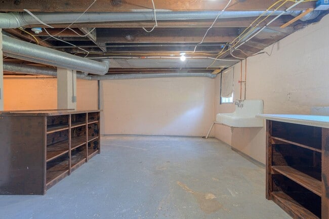 Building Photo - Grandin Court Foursquare convenient to SW City & SW Co!