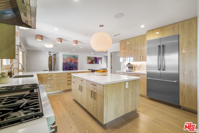 Building Photo - 375 S Surfview Dr