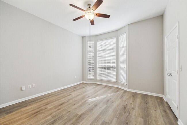 Building Photo - 5353 Memorial Dr