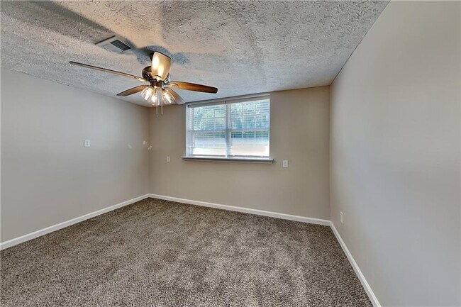 Building Photo - 565 Pine Valley Dr