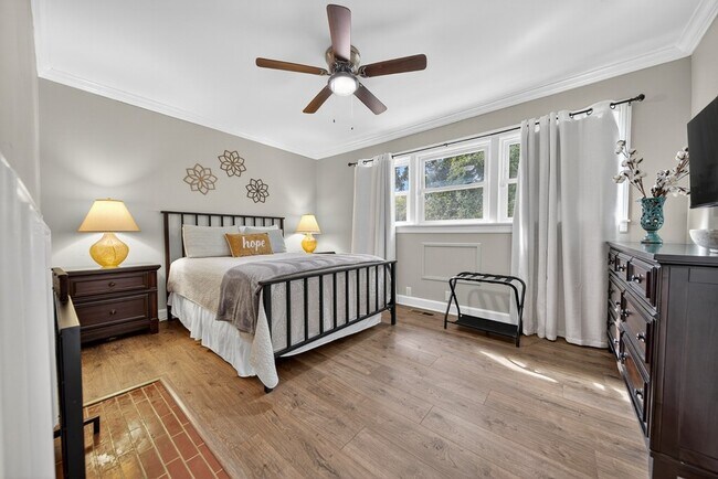 Building Photo - 147 Sunset Dr