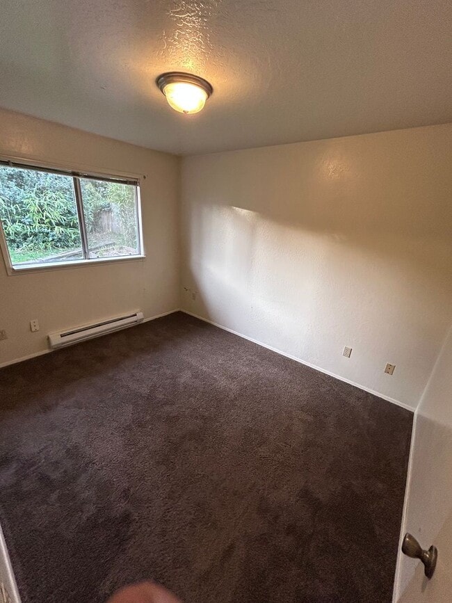 Building Photo - 3 bedroom 1 bath house w/ attached garage in Coos Bay!