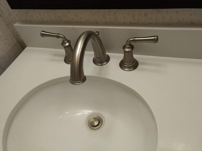 Building Photo - 2615 Garden Dr N