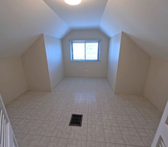 Building Photo - Beautiful Home Lowell Ave.