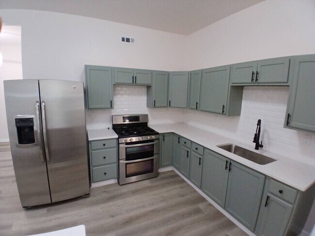 Building Photo - 6015 Hosmer Ave