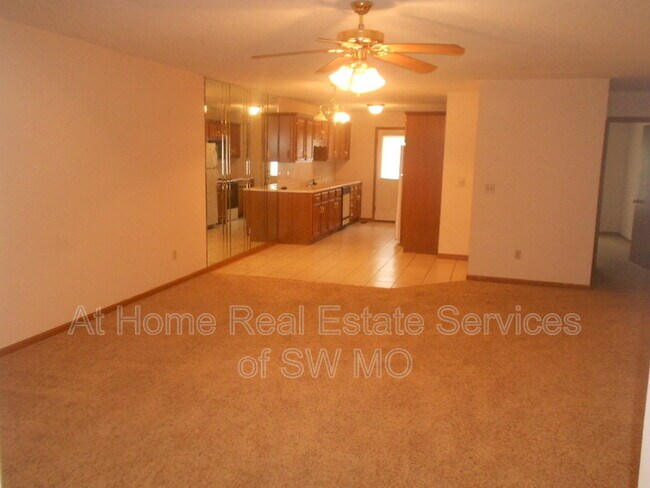 Building Photo - 807 Foxx Dr