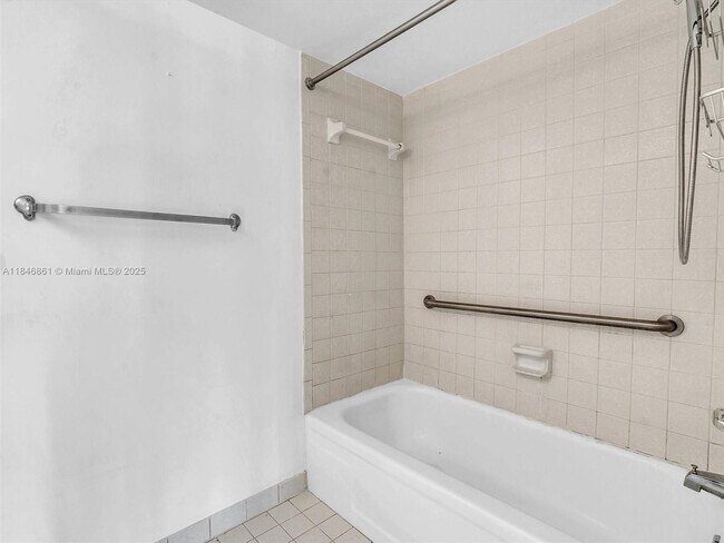 Building Photo - 600 NE 36th St