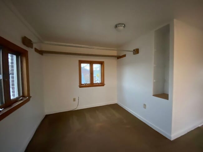 Building Photo - Loft Style Single Family Home - HUGE Yard