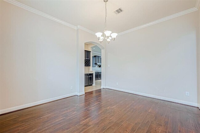 Building Photo - 25719 Oakwood Knoll Dr