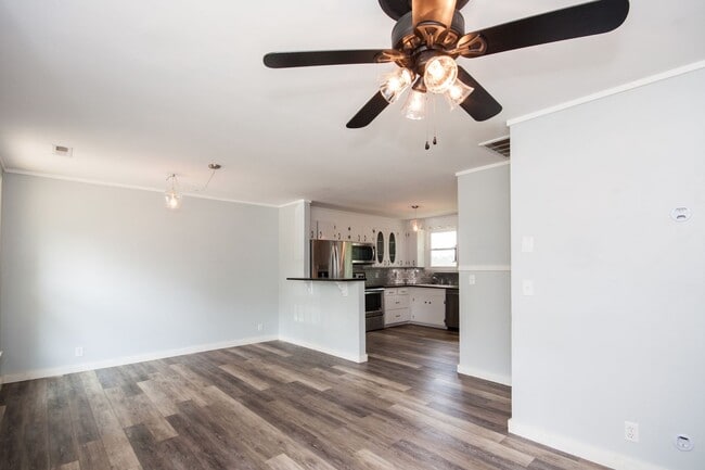 Building Photo - Huge 4 Bedroom 2 Bath Sylvan Park Classic! AVAILABLE NOW. Perfect for Roommates or a Home Office....