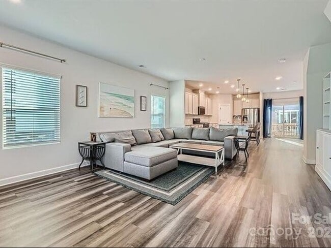 Building Photo - Spacious 4-Bed, 4-Bath Home with Modern Co...