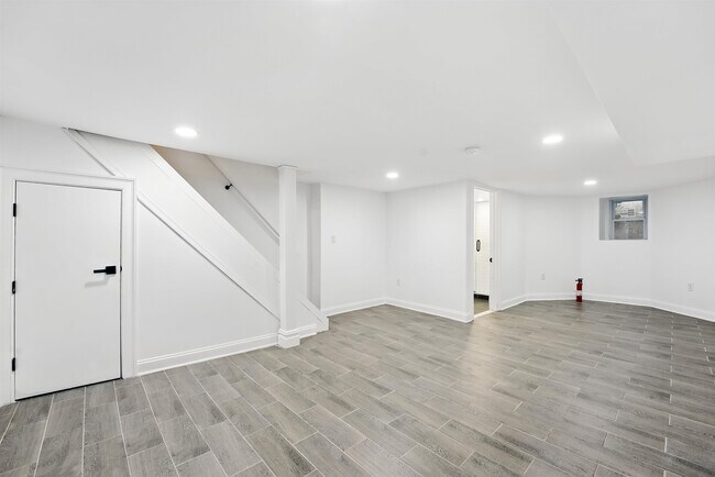Building Photo - 52 Brinkerhoff St