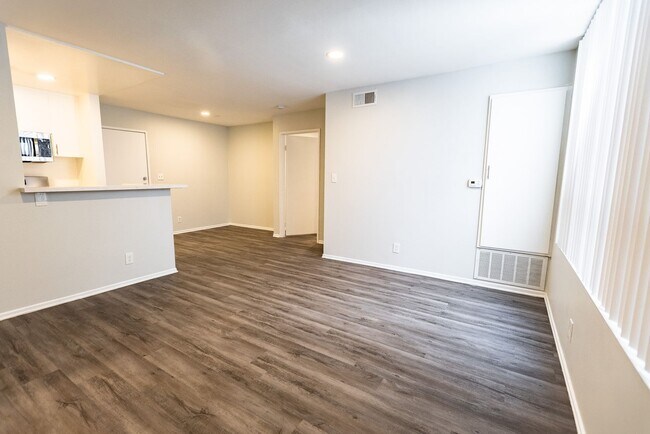 Interior Photo - 5302 Colodny Ave