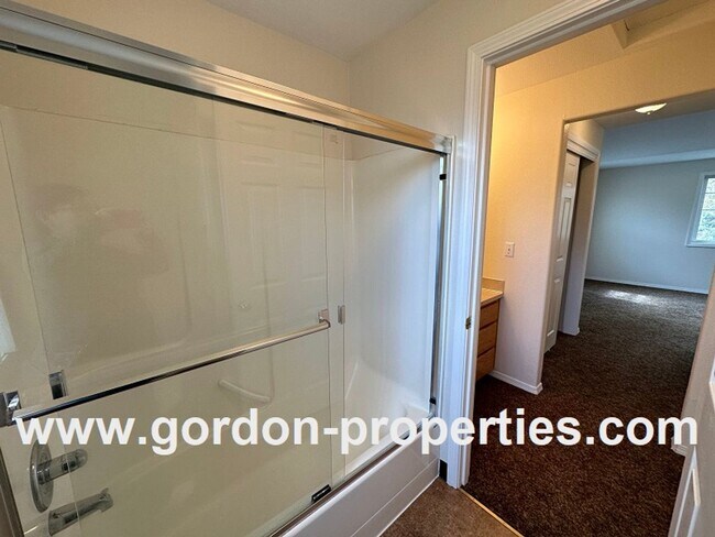 Building Photo - SE 73rd Ave - 3 bedroom townhouse in Mt Sc...