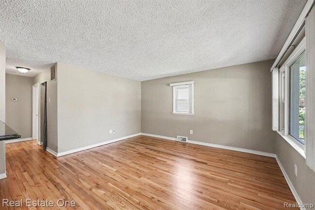 Building Photo - 1064 Woodslee Ave