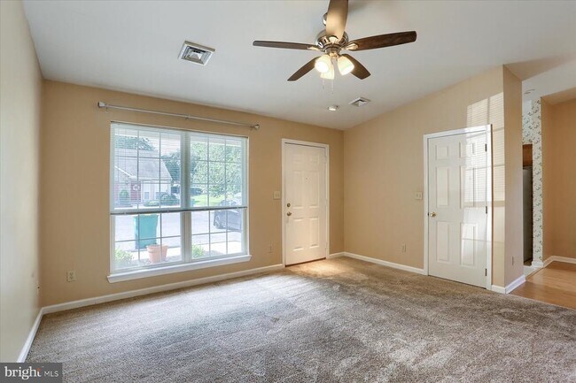 Building Photo - 5 Eastwick Ct