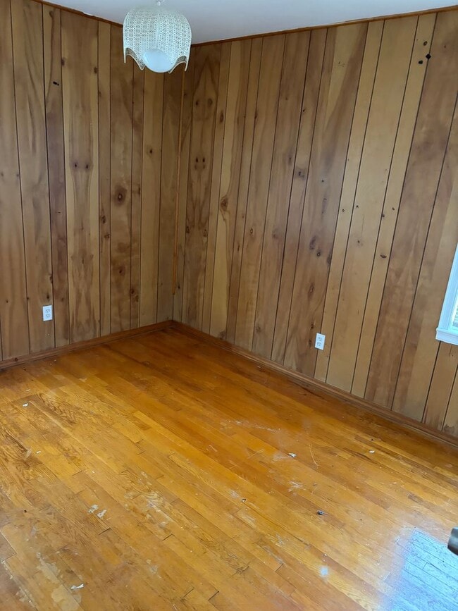 Building Photo - 3 bedroom 1 bath Ranch with basement