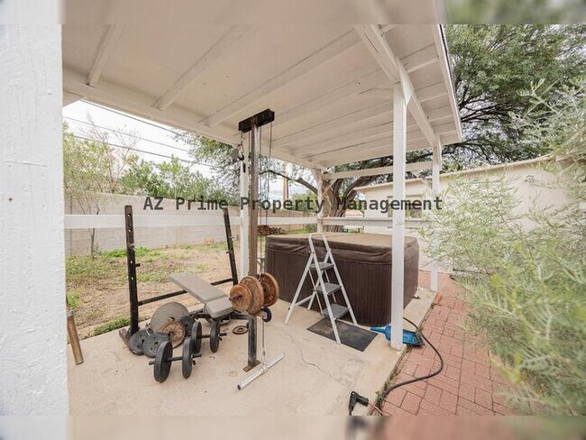 Building Photo - 9430 N 11th Pl