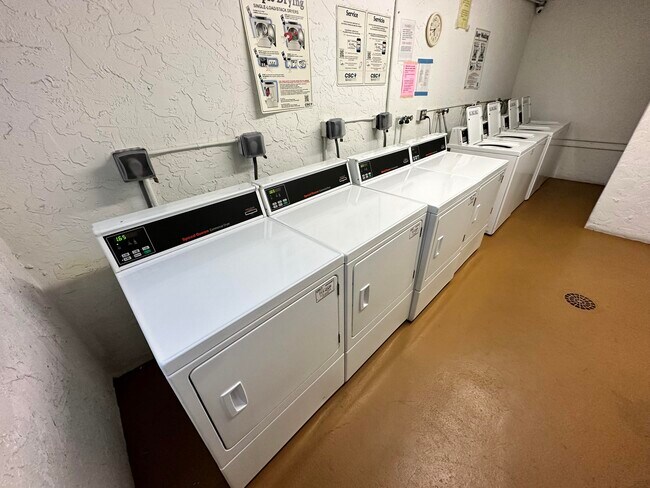 Building Photo - 600 Village Green Ct