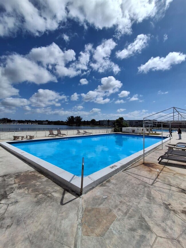 Building Photo - 1351 NE Miami Gardens Dr