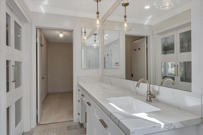 Building Photo - Great Location! Great Schools! Month to Mo...