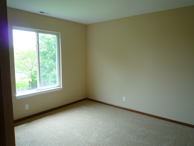Building Photo - 14039 S Oakdale Cir
