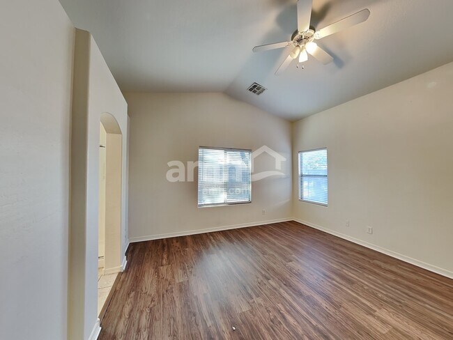 Building Photo - 2033 W Vineyard Plains Dr