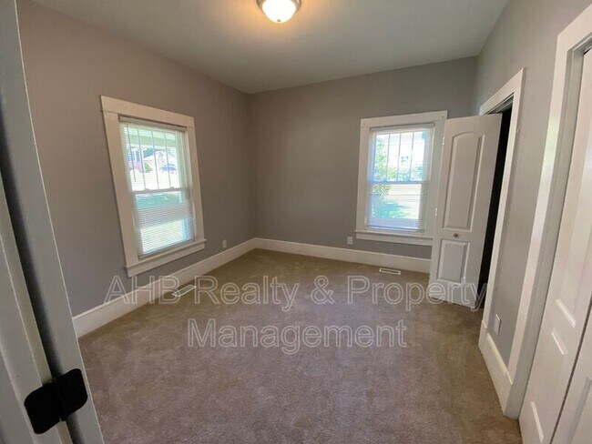 Building Photo - 619 New St