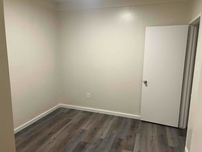 Building Photo - 926 N Van Ness Ave