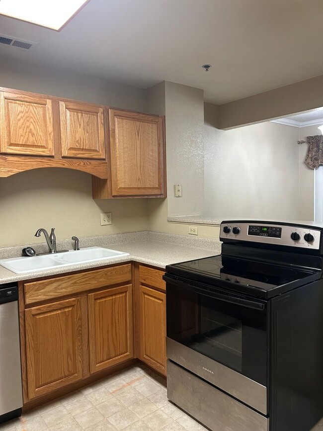 Building Photo - $1700/Mos 1 Bed 1 Bath Lower Level Condo i...