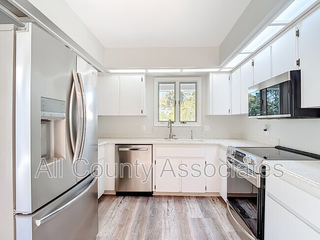 Building Photo - 1007 S Pointe Alexis Dr